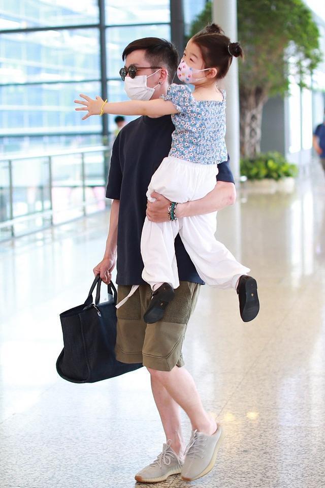 王栎鑫携女儿现身机场，单手抱娃面红耳赤，父女同框超有爱