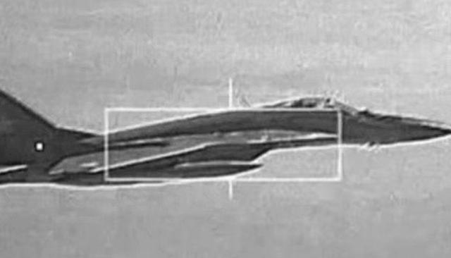美F35火控雷达锁定苏35，拍照留念，如是战时，俄战机能生还？