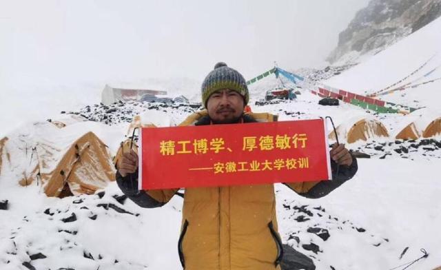 梅西都无法企及的高度！中国探险家历时50天，在珠峰展示巴萨围巾