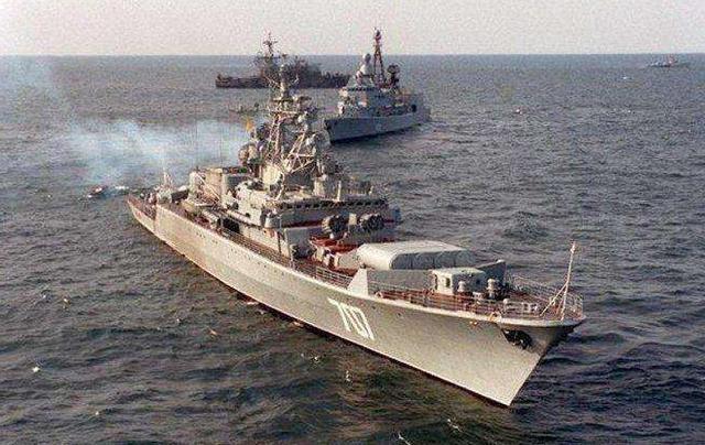 伊朗油轮只是幌子！美军突然调转枪口，军舰波斯湾实弹猛烈开火