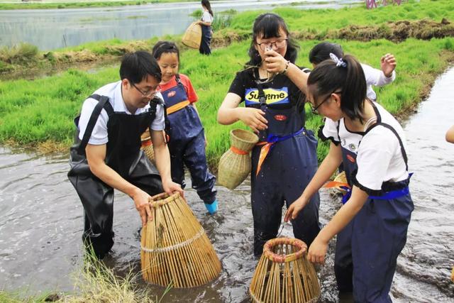 六一带孩子怎么玩最开心？带着他去腾冲北海湿地陪着他玩看着他笑