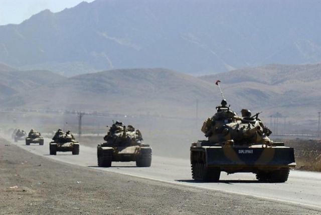 土耳其浩荡开进叙利亚，车队中间传来巨响，昔日战友突然反目