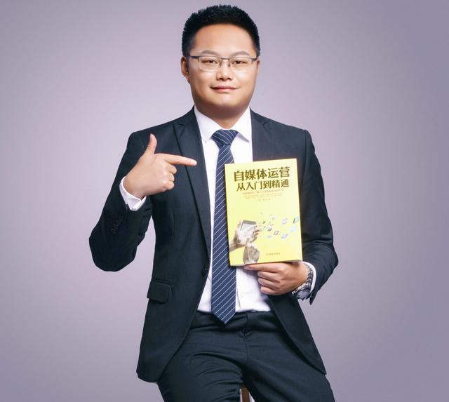 杨飞创业故事：出版自媒体书籍，高校演讲，认识了诸多行业大佬