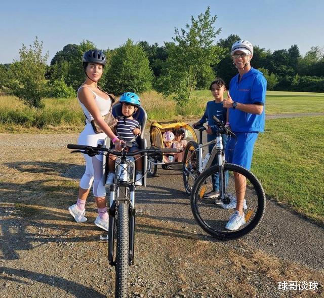 C罗更新动态，与女友高调秀恩爱，儿子迷你罗发型异常抢镜