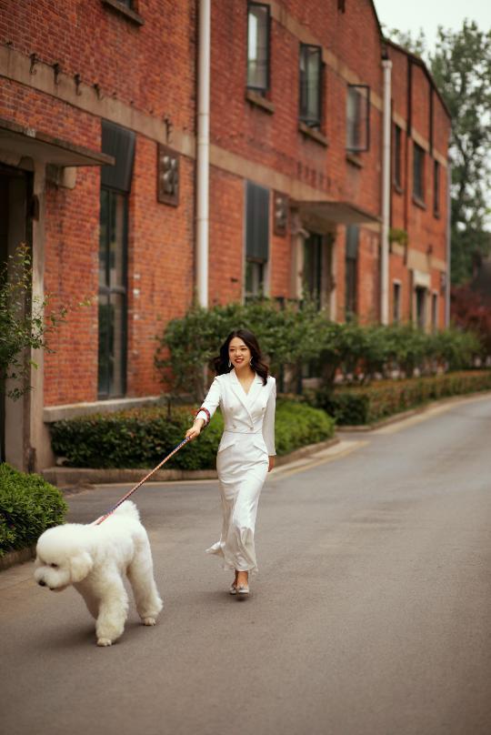 情侣拍婚纱照表情僵硬被嫌弃，抱出爱犬后立马逆袭