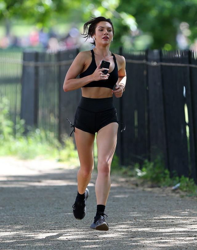 女星亚历山德拉·凯恩伦敦街头跑步拍照，她有着特别的魅力