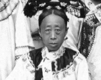 清荣寿公主一一恭亲王长女，慈禧养女，她是唯一让