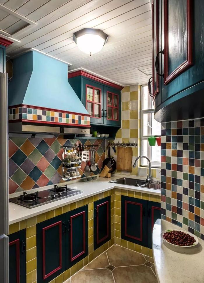 小户型厨房橱柜和墙地砖如何完美搭配