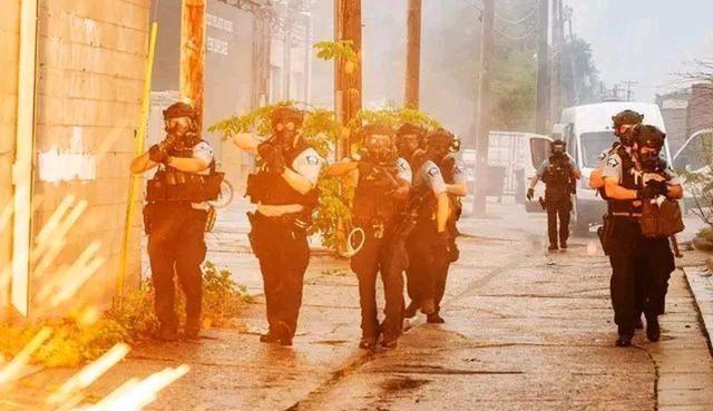 美国黑人被警察跪颈身亡引发大规模暴动！洗劫全城，纵火烧警局
