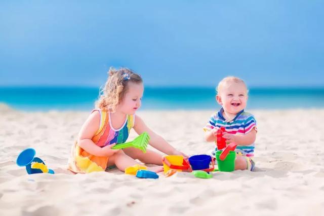 孩子喜欢玩水玩沙是天性，别再阻止了，4个方法正确来引导