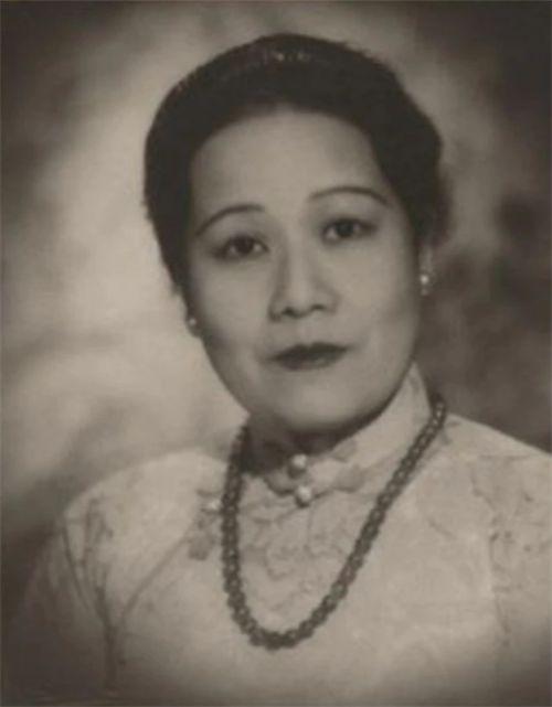 女儿在美国结婚，父母包下2架专机，连夜运14箱嫁妆过去，后怎样