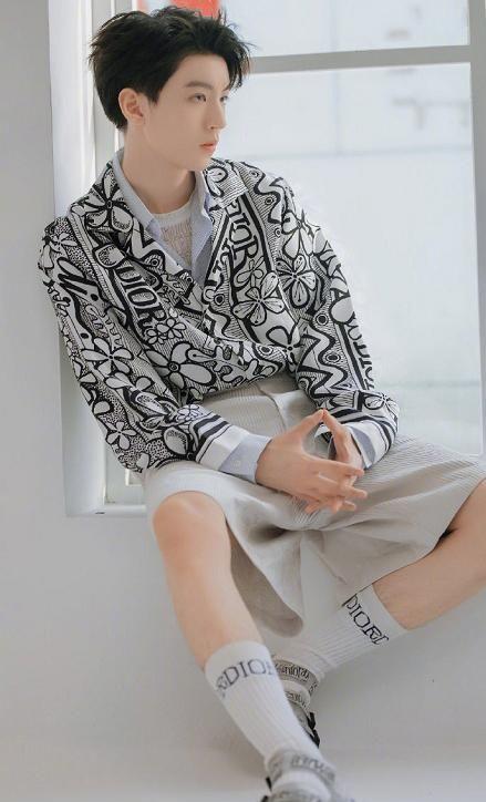 王俊凯旧衣新穿脑洞大开！一面少年一面总裁，粉丝：就很Dior