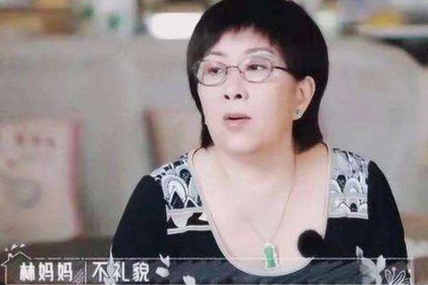 陈若仪被管教装束后改变很大，见婆婆的朋友，牛仔裤上镶十颗纽扣