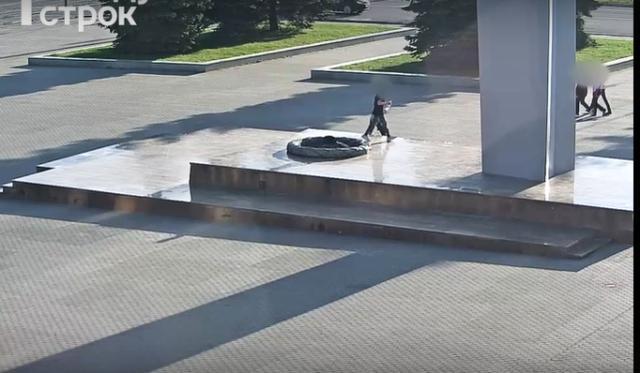 又一次亵渎先烈！俄罗斯两少年拧开水瓶盖直接浇灭烈士墓长明火