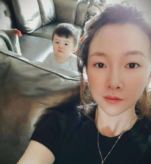 朱亚文的初恋女友，低调嫁给富商生下一子，如今34岁很美很幸福