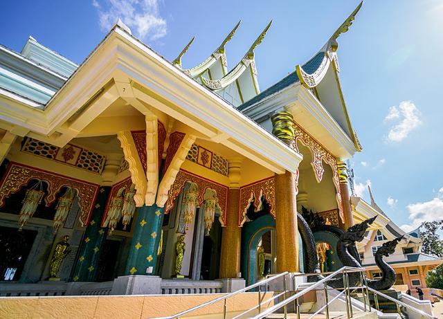 泰国一座宝蓝色的寺庙，位于千米悬崖之上，气质独特深受喜爱