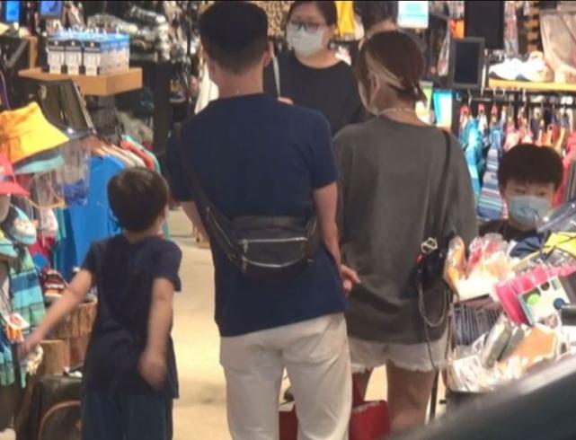 TVB小生与妻儿牵手温馨逛街 身为形象设计的老婆为家人选新衣服