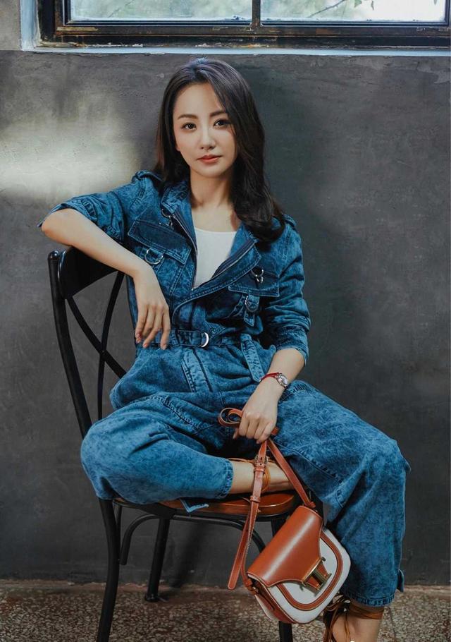 38岁杨蓉不显老，穿牛仔连体裤休闲风格满满，穿出了18岁的少女风