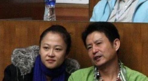 女排功勋教练陈忠和，前妻去世28年，二婚娶排球女神生活幸福