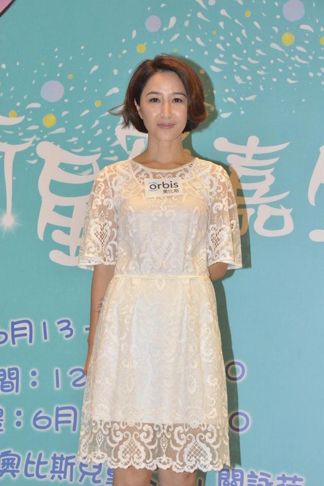 关咏荷果然是人生赢家，穿白色连衣裙配波波头，55岁惊艳了时光