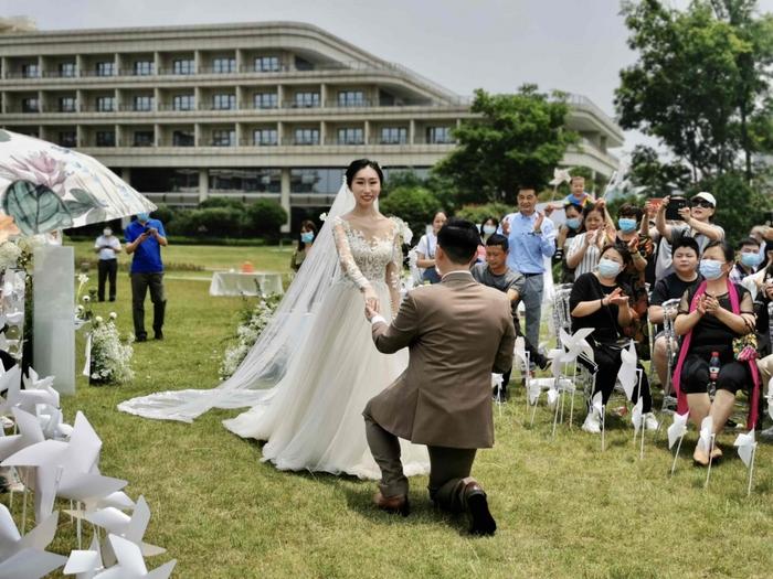 疫情之后，一对武汉新人的户外草坪婚礼
