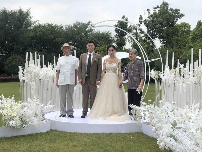 疫情之后，一对武汉新人的户外草坪婚礼