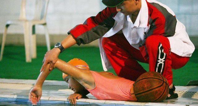 云南“篮球女孩”因车祸高位截瘫，如今成游泳健将