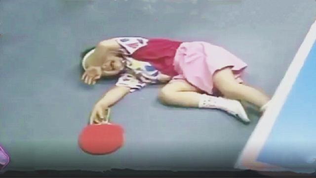 中国教练对4岁福原爱进行魔鬼训练，小爱累瘫在地上大哭，心疼