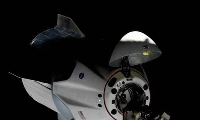 SpaceX飞船成功对接国际空间站，5名宇航员胜利会师