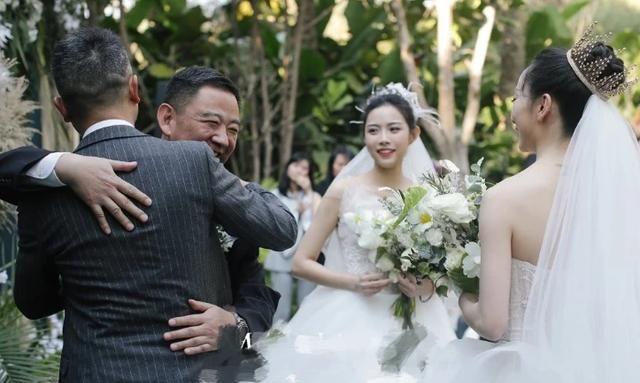 杨丽萍女徒弟同性婚礼：两人穿婚纱忘情拥吻