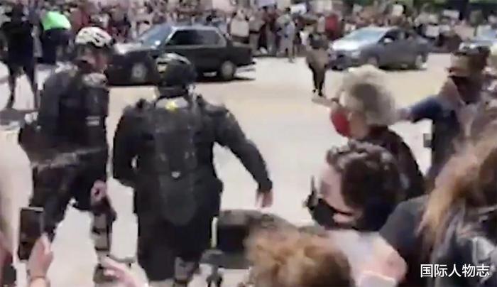 美国黑人女议员试图拉开抗议者和警察，却被白人警察喷胡椒喷雾