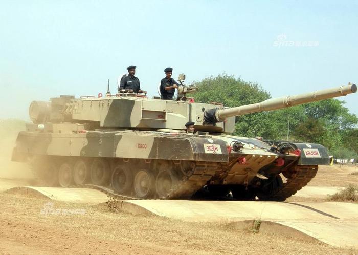 终于出手了！印度一支坦克军队逼近边境，巴基斯坦：不服你就来