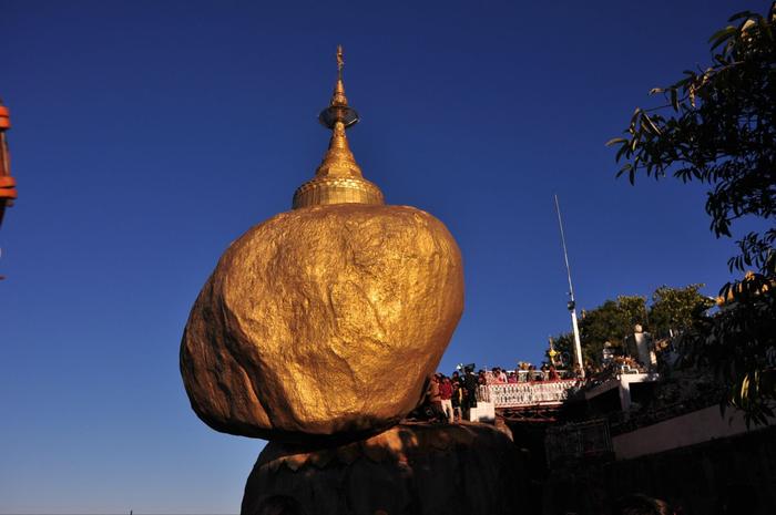 缅甸一座神秘佛塔，建造600多吨的黄金石头上
