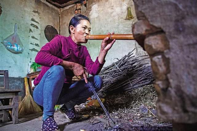 安康姑娘把妈妈拍成“网红”