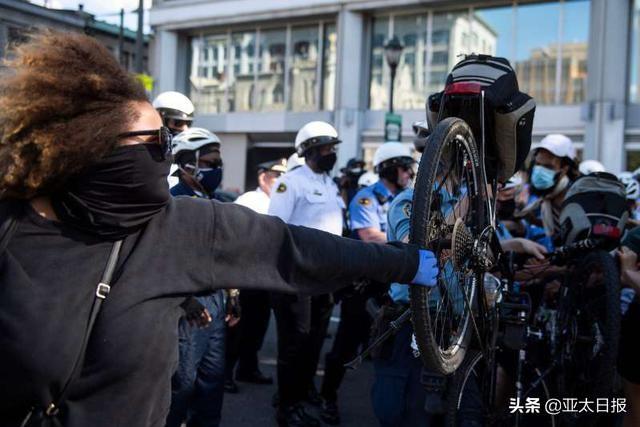 暴乱下美国市长为暴力执法警察辩解，受到死亡威胁