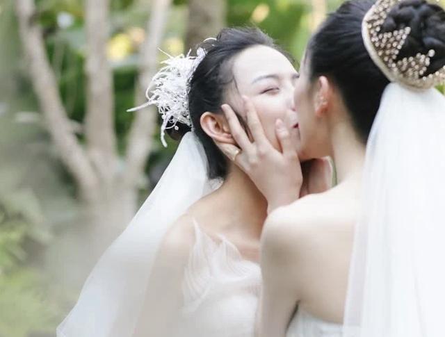 杨丽萍女徒弟同性婚礼：两人穿婚纱忘情拥吻