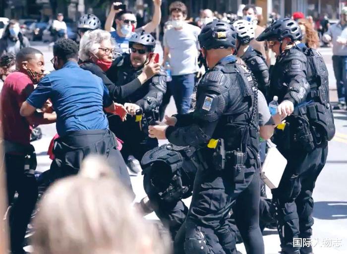 美国黑人女议员试图拉开抗议者和警察，却被白人警察喷胡椒喷雾