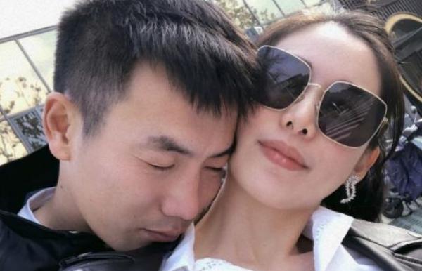 男健儿娶富婆太争气，有人22块钱请富婆吃饭，现在成董事长老公