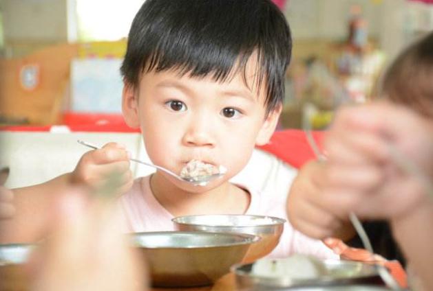 儿童营养师：睡前不要再给孩子喝牛奶了，伤脾胃还阻碍发育！