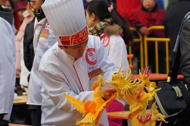 米其林大厨雕出一朵芒果花，洋洋得意，中国大厨：把我的龙端出来