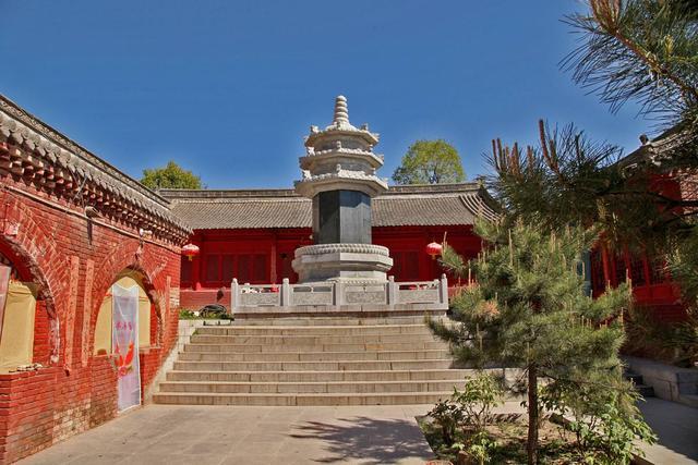 阳曲一古寺，背靠万寿山，山脚流淌长寿泉，寺旁一山名字太“污”