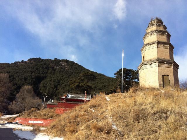 阳曲一古寺，背靠万寿山，山脚流淌长寿泉，寺旁一山名字太“污”