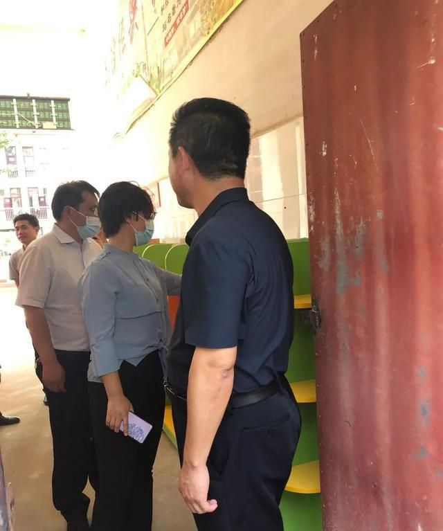 范县副县长杜晓玲到范县实验小学调研指导疫情防控和教育教学工