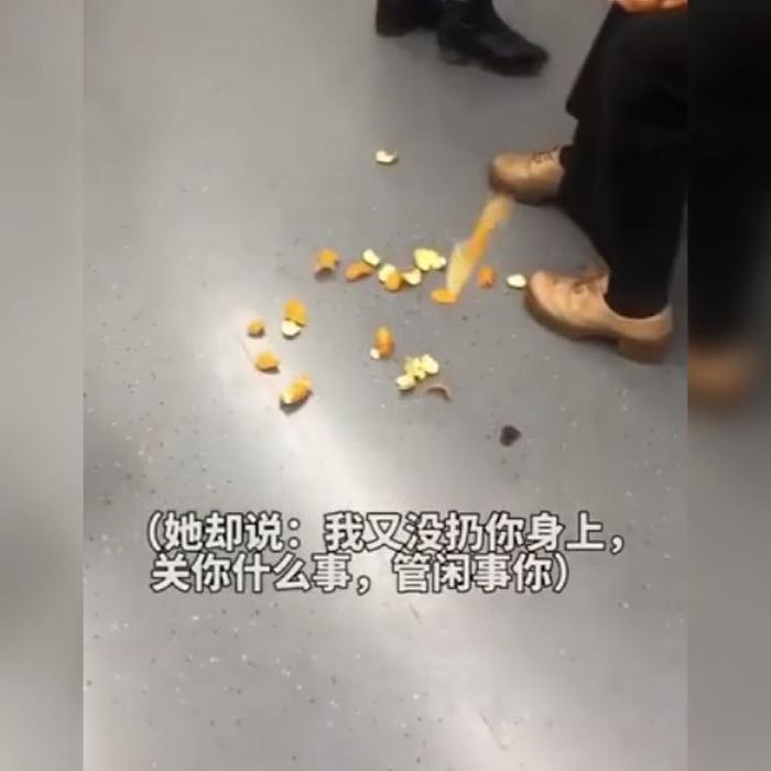 地铁上，小男孩拿纸捡乱扔的橘子皮获高赞，网友：有教养的表现！