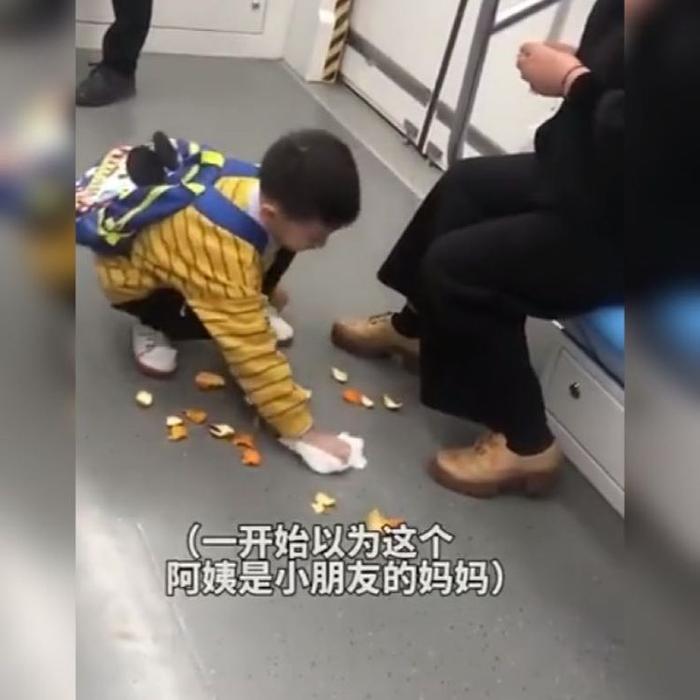 地铁上，小男孩拿纸捡乱扔的橘子皮获高赞，网友：有教养的表现！