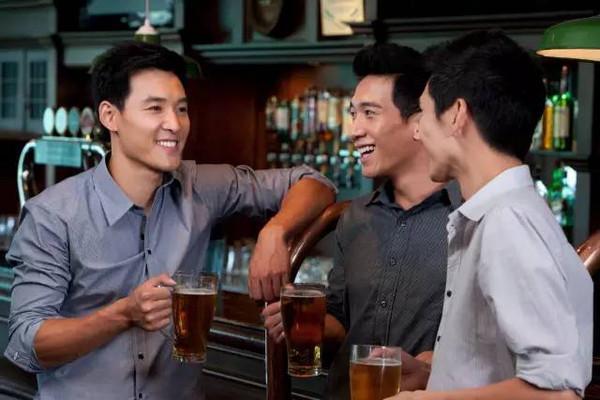 中国男人为了健康在戒酒，外国人却说我们做错了？一周至少喝两次