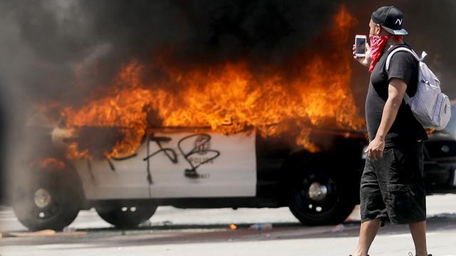 美国顶级富人区比弗利山庄沦陷：抗议者打砸奢侈品店烧毁警