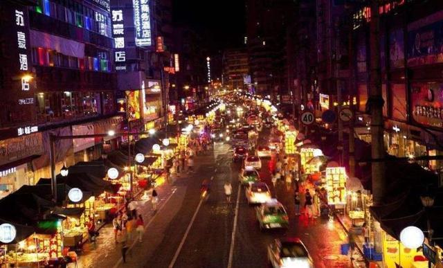 英国美女来中国旅游，凌晨出门吃宵夜，大呼：中国太安全了！