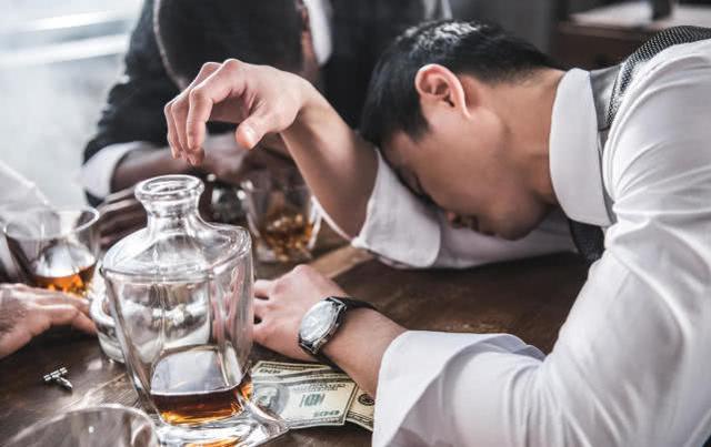 中国男人为了健康在戒酒，外国人却说我们做错了？一周至少喝两次