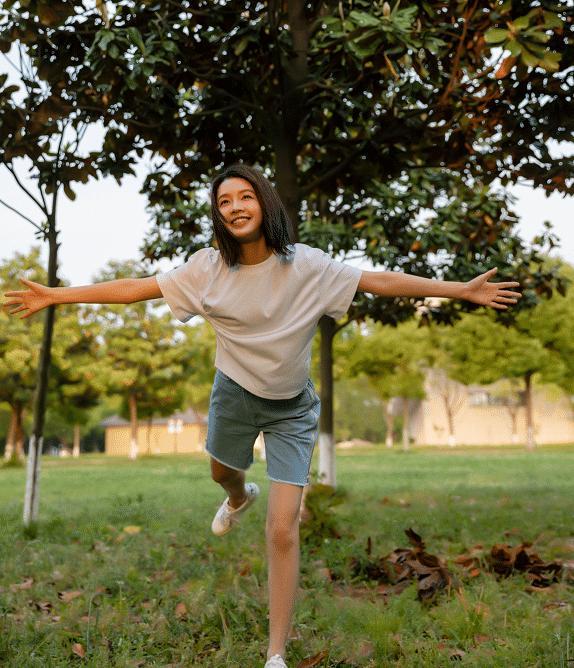 李沁真是娱乐圈一股清流！出道12年依然是邻家女孩，清新沁人